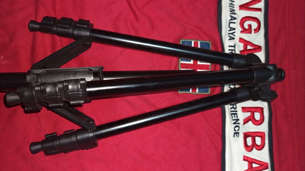 Невысокий штатив в хорошем состоянии