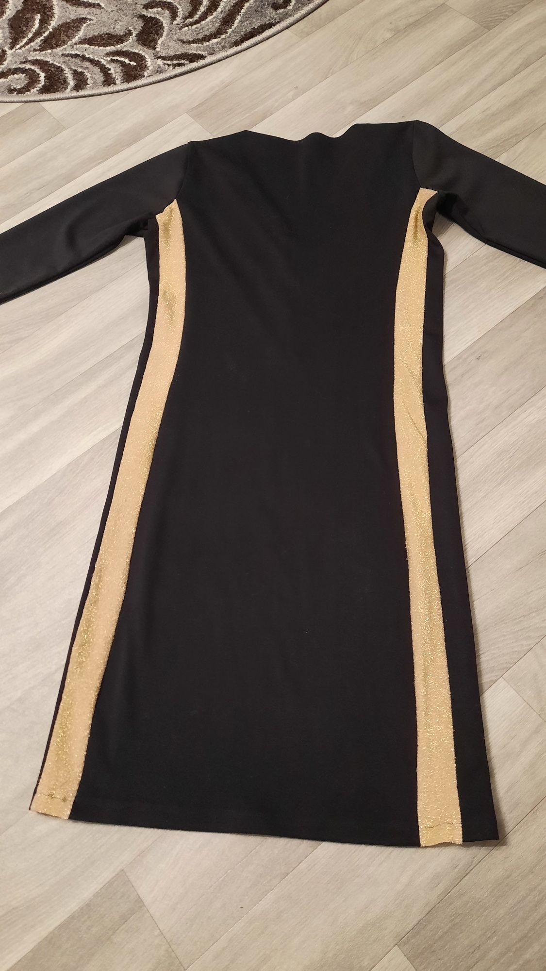 Вечірнє чорне плаття з золотими вставками
