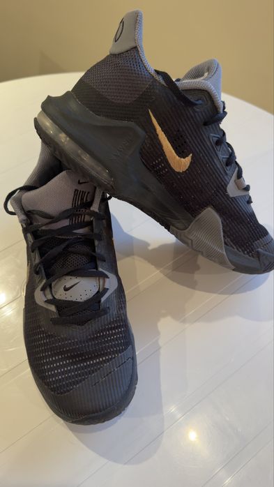 Sapatilhas Nike, tamanho 41, ideal para basquetebol!