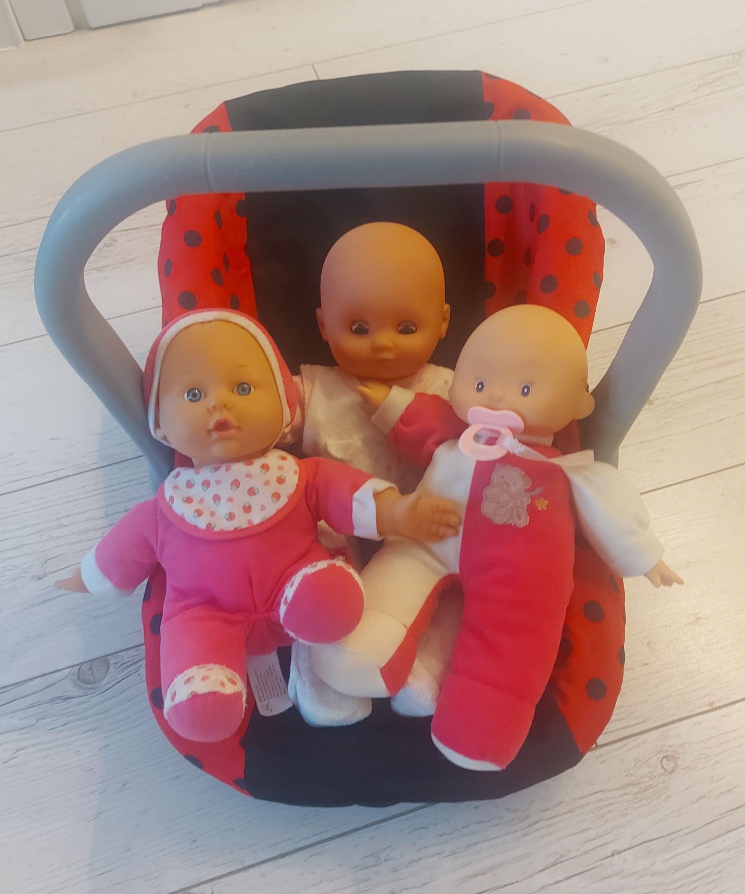 Nosidełko dla lalek + 3 lalki