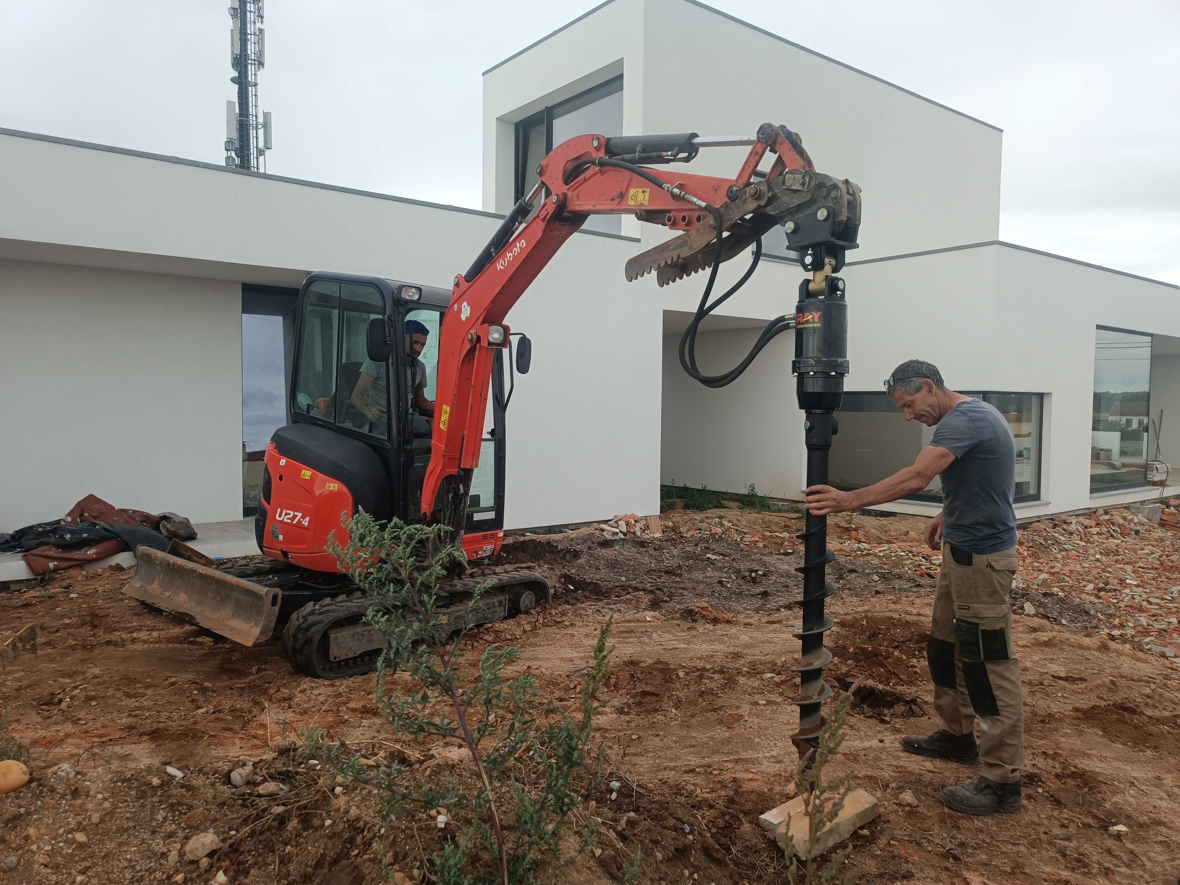 Serviço de máquina Kubota U27 giratória com broca craneana