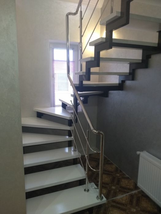 Сходи на металевому каркасі перила ступені обшиваємо Лестницы