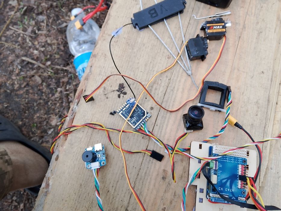 Комплектуючі до FPV дрона.