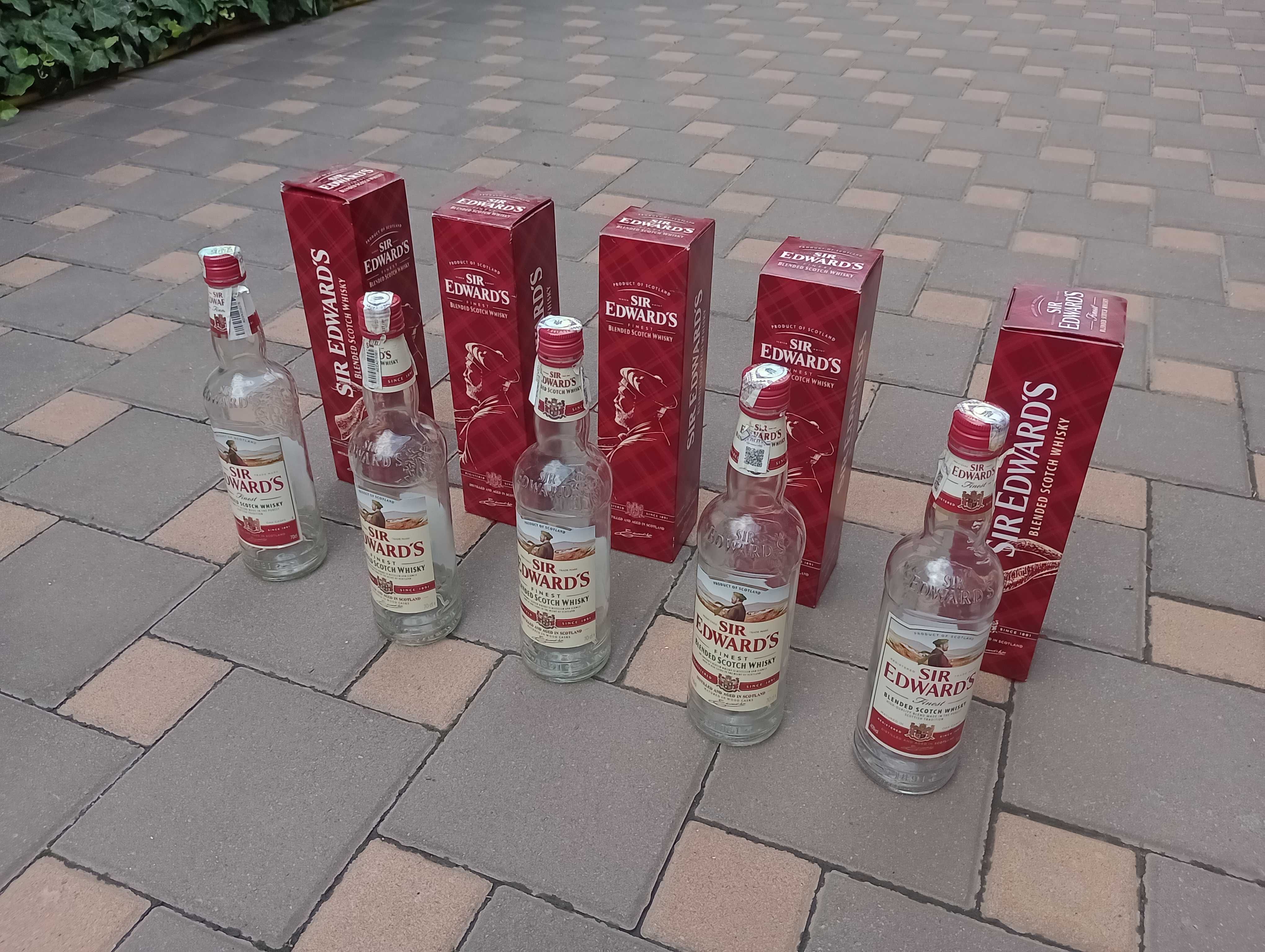 Пустые бутылки, корбки из-под виски, рома и т.д