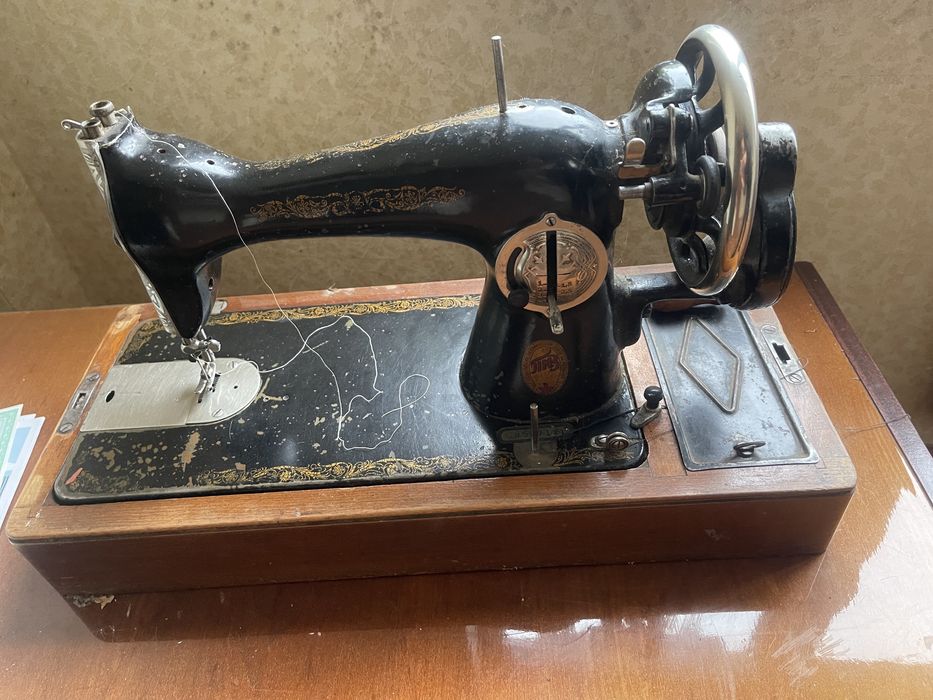Вінтажна швейна машинка