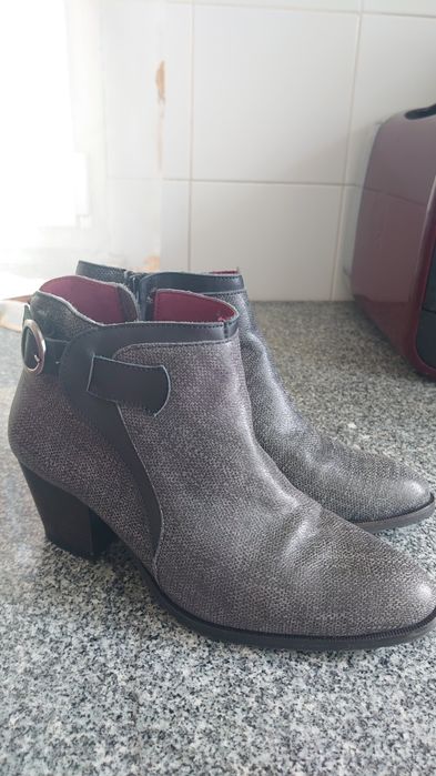 Botins DKODE em pele novos.