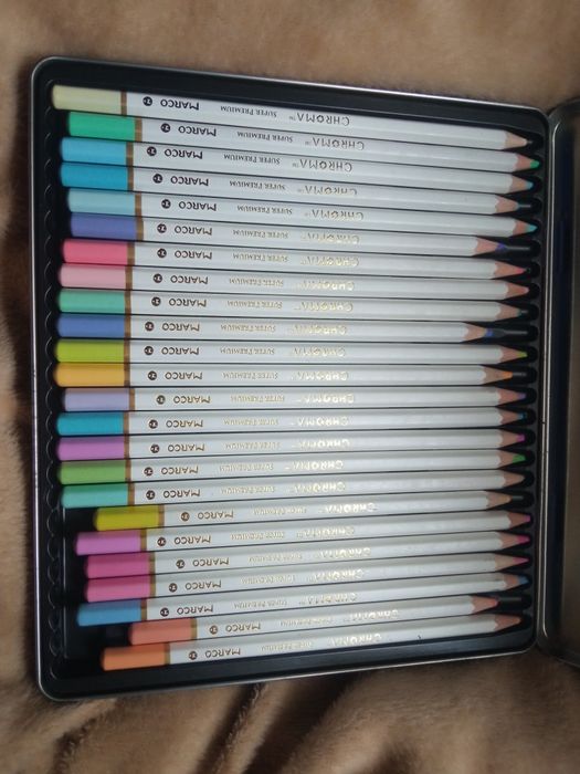 Набір кольорових професійних олівців