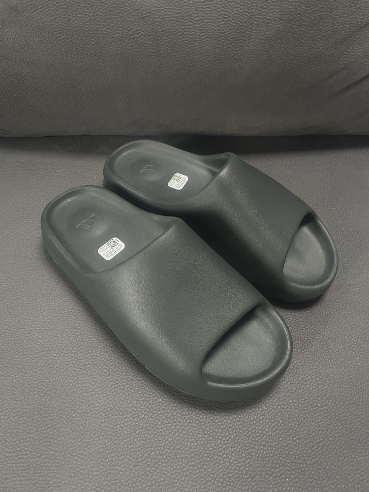 Yeezy Slides Onyx | Czarne | Nowe z metką | 46 EU