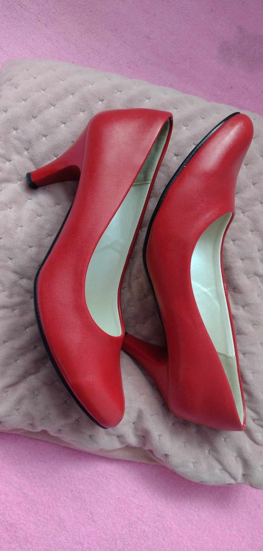 Buty  czerwone do sukienki