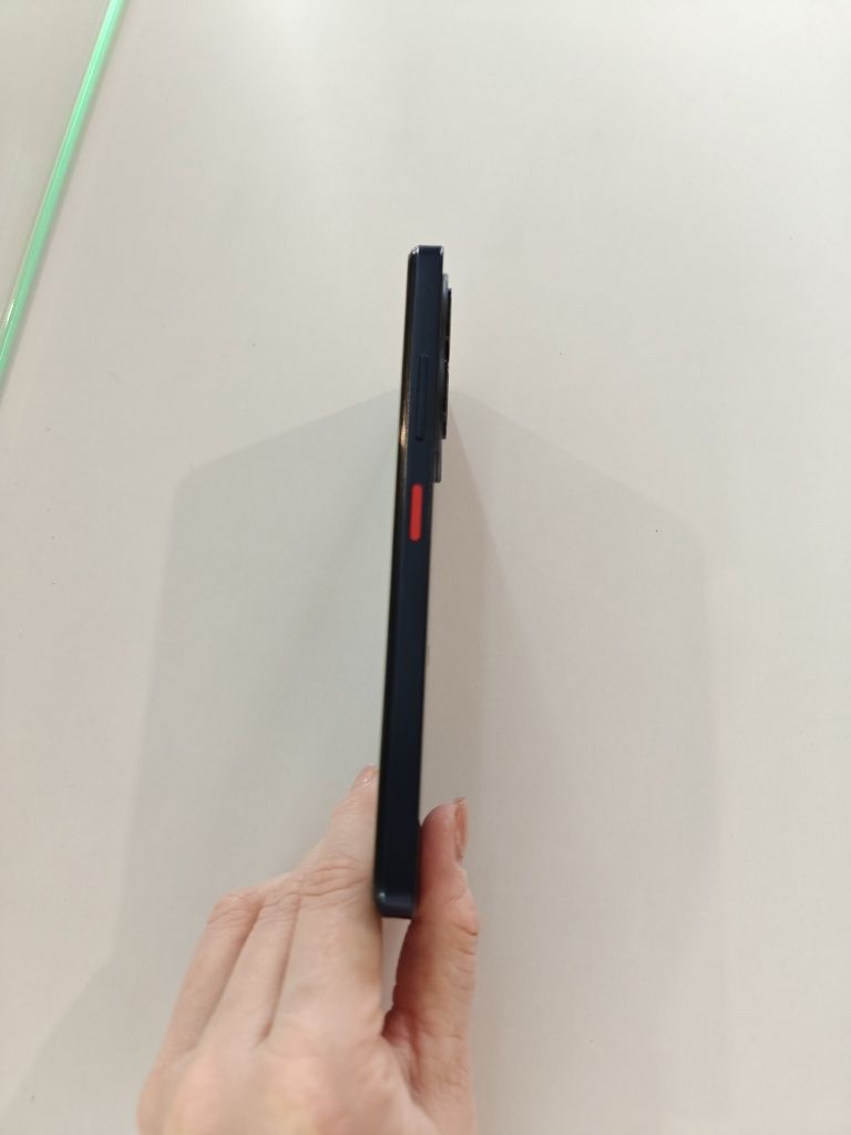 Телефон nubia v60. 256gb на 16gb + чехол + 2 слота пам'яті + зарядка