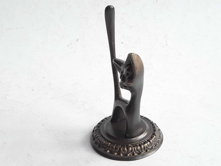 Figurka kot na podstawce (mosiądz)