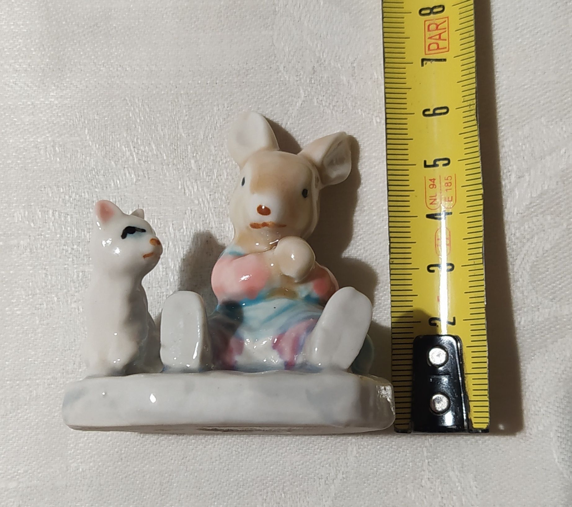 Figurka porcelanowa - Królik z kotkiem / Albert Kessier