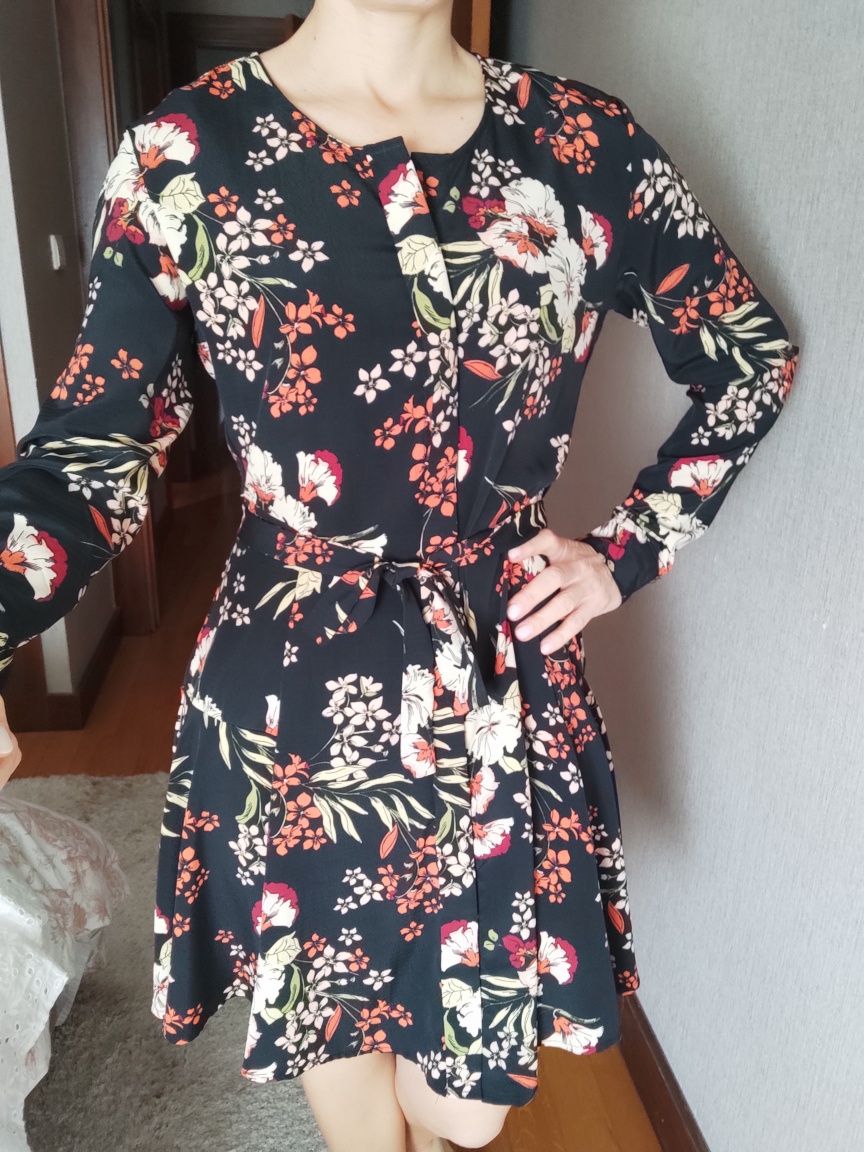 Vestido preto com flores