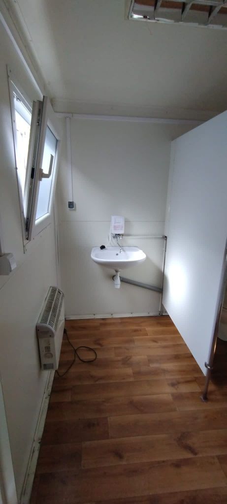 Kontener sanitarny WC 6 x 2,5 m z dwoma łazienkami.