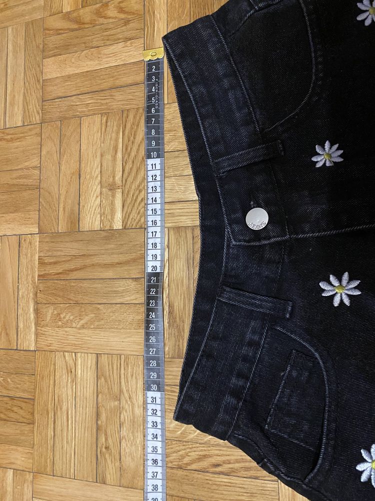 Nowe Czarne shorty spodenki jeansowe w kwiatki