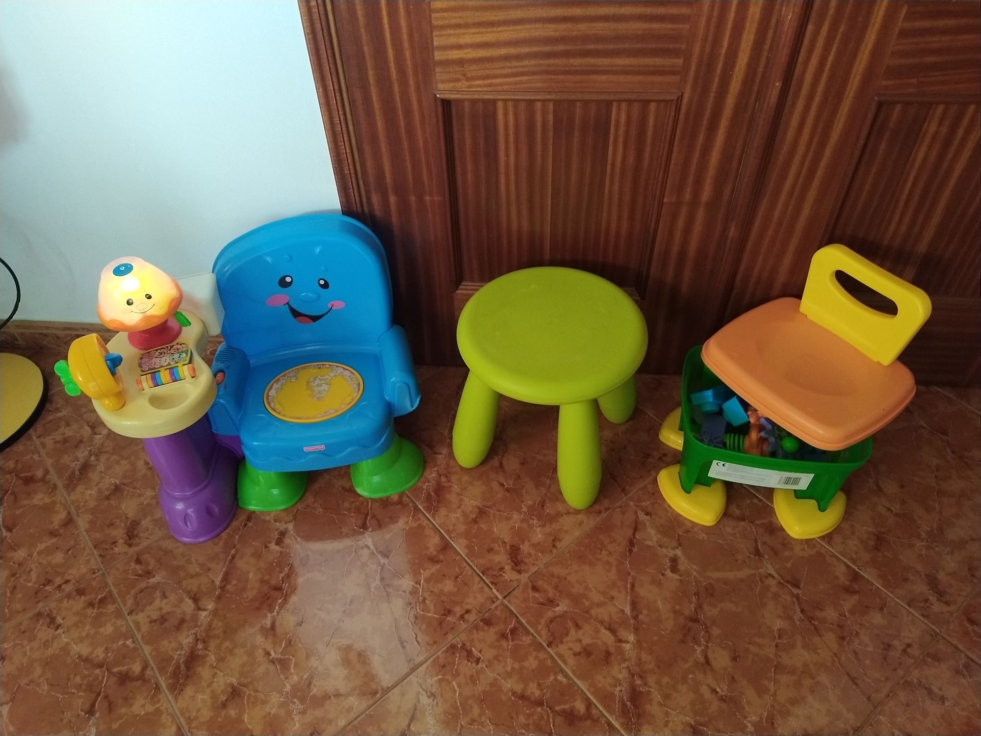 Brinquedos para bebé cadeira musical e bancos casa quarto cozinha.