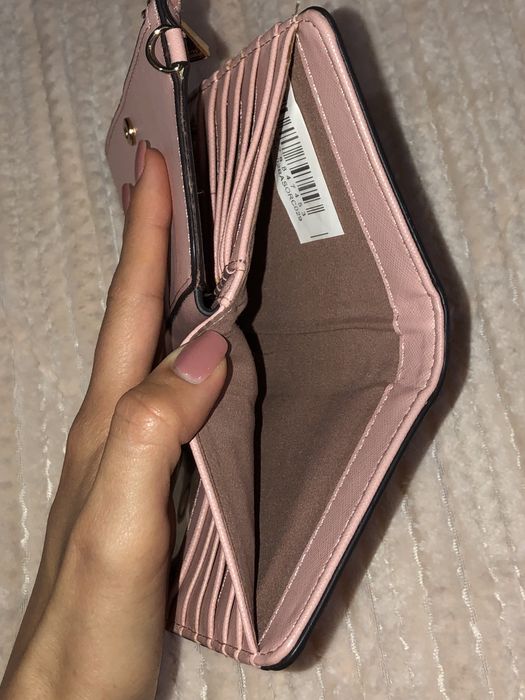 Carteira rosa com espaco para cartoes, notas e moedas