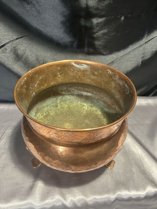 Kwietnik miedziany – ręcznie kuty – na trzech nogach