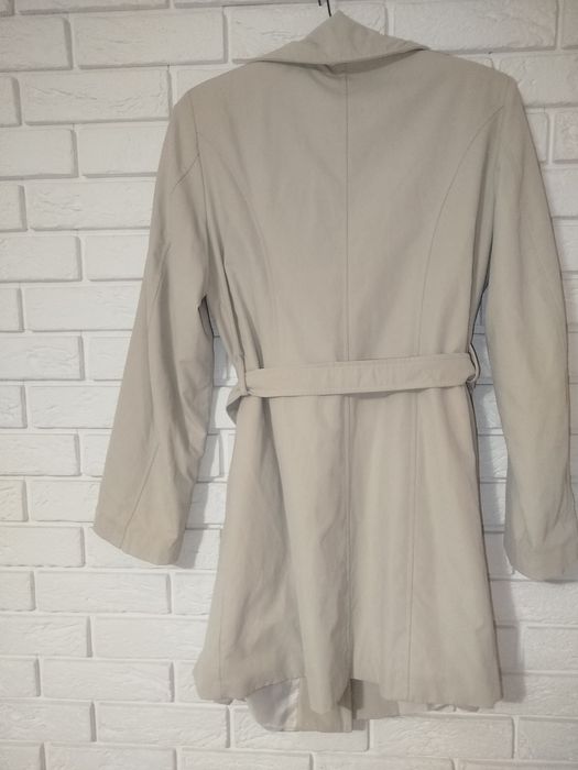 Płaszczyk damski trencz kolor śmietankowy