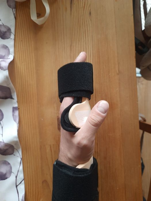 Stabilizator nadgartska dłoni palców