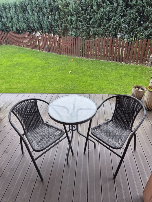 Stolik ogrodowy oraz dwa krzesla