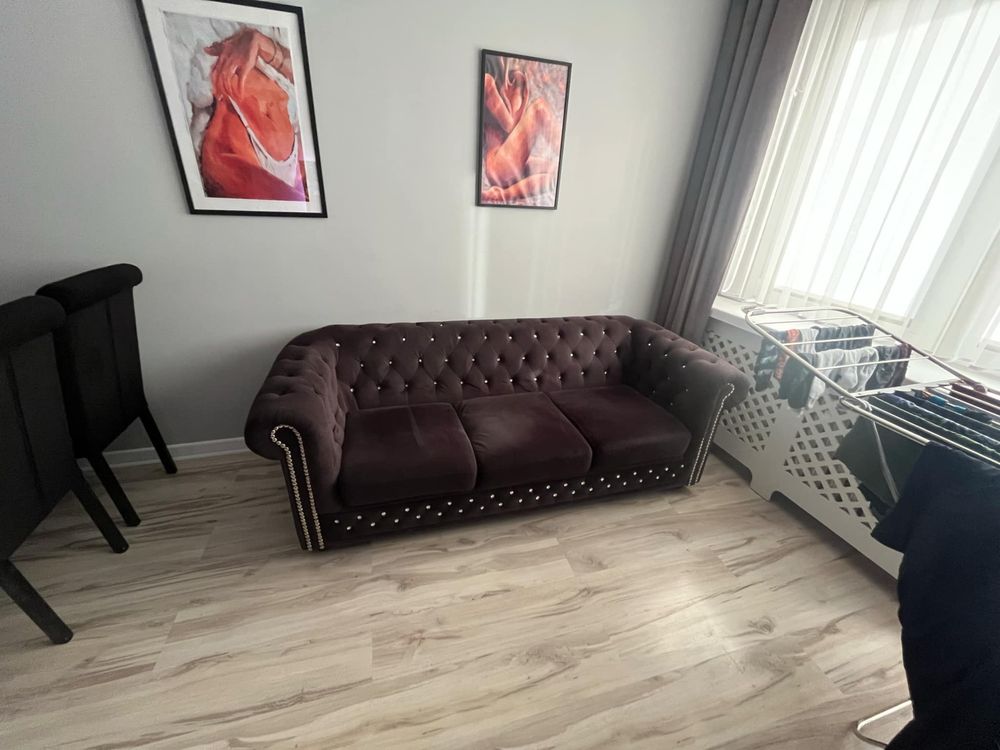 Stół szklany z czterema krzesłami + sofa bez funkcji spania