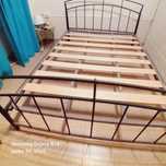 Cama de ferro com estrado incluído
