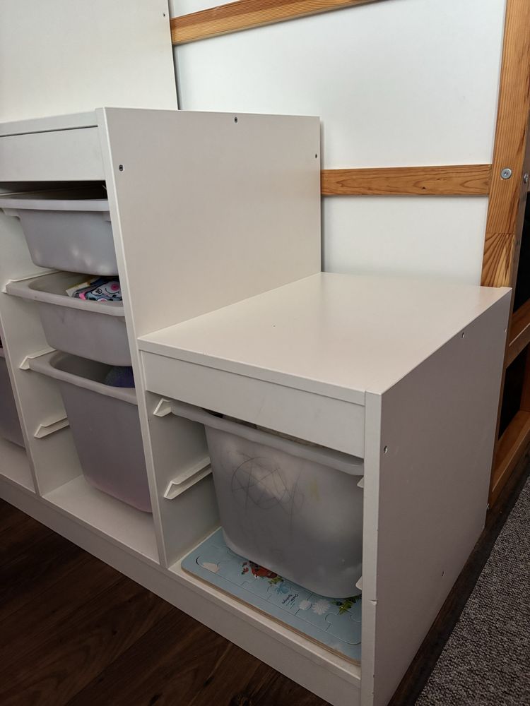 Regał na zabawki Ikea Trofast z pojemnikami biały