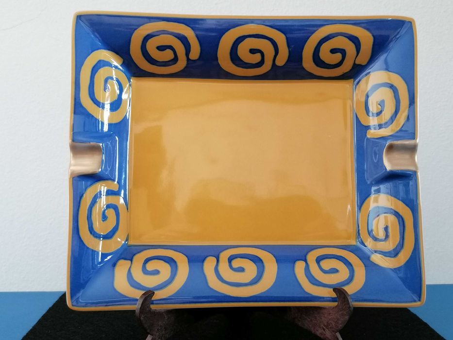 Cinzeiro retangular em loiça Limoges, França.
Collection L`ETHNIQUE