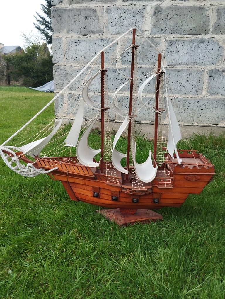 Drewniany ręcznie robiony statek