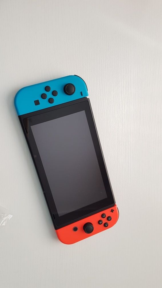 Konsola Nintendo Switch +2 gry+ pokrowiec
