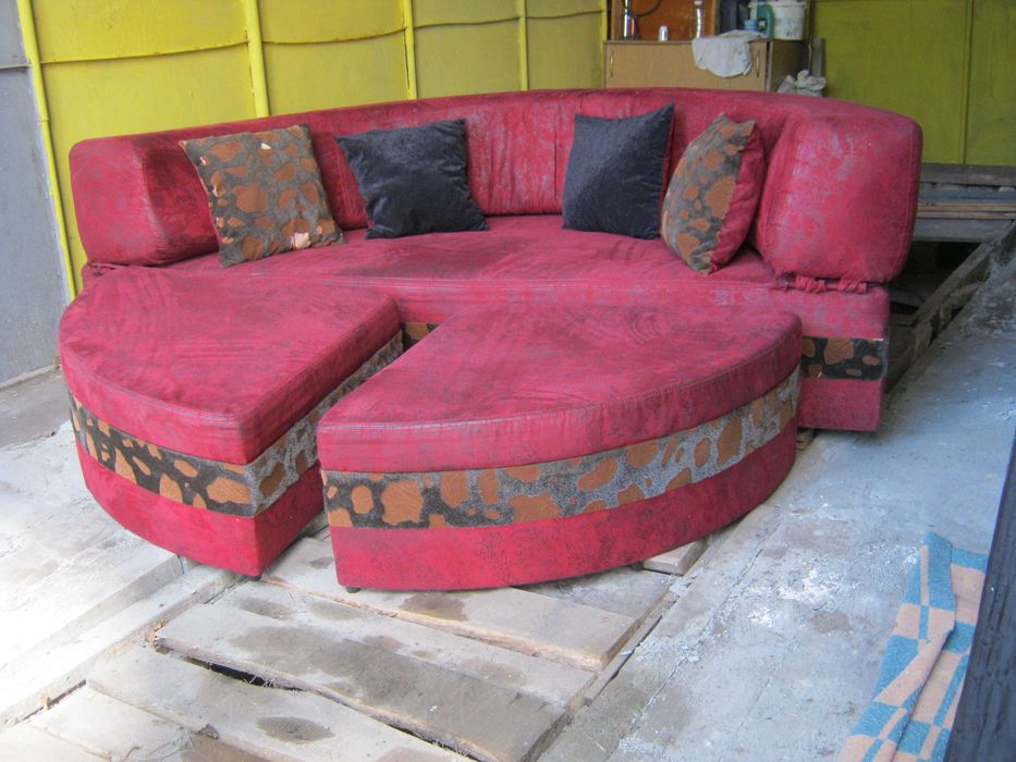 Круглый диван с приставными пуфами с отсеками для белья.