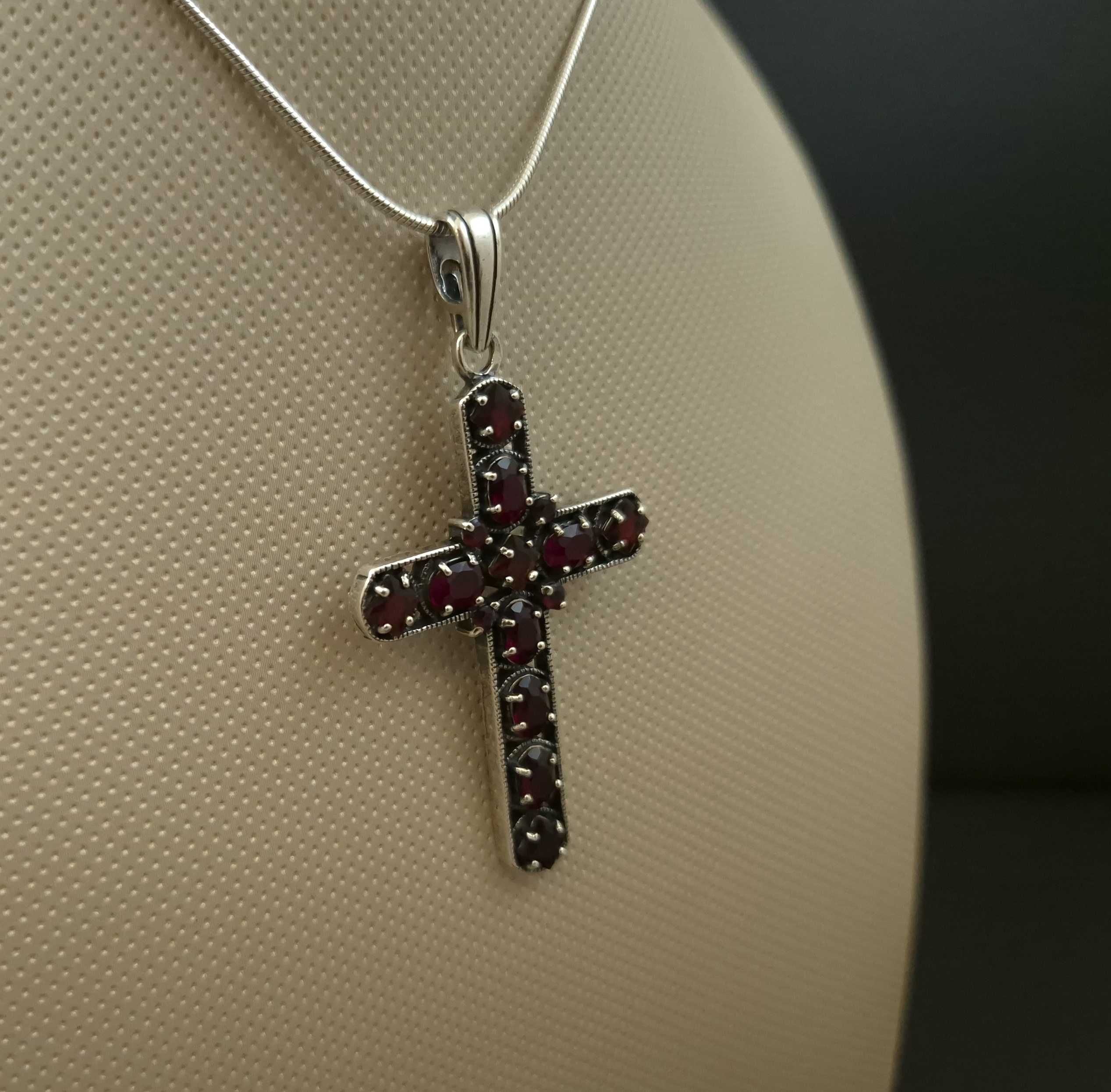 Piękny srebrny krzyżyk z rubinkami Ag925