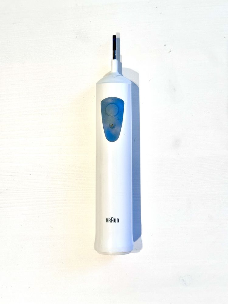 Elektryczna szczoteczka do zębów BRAUN z ładowarką