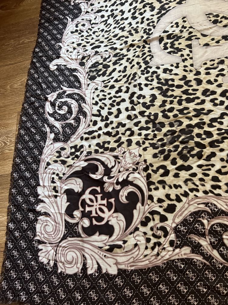 Оригінальний шарф Guess