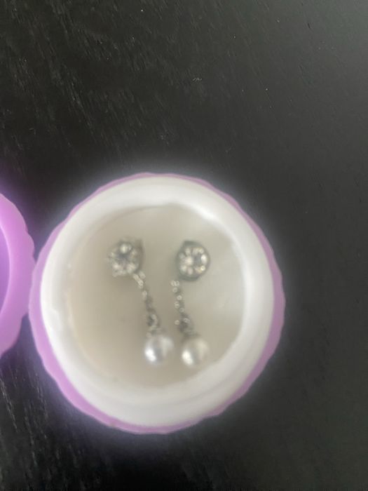 Brincos par prateado com brilhamtes e perola  anti alergicos