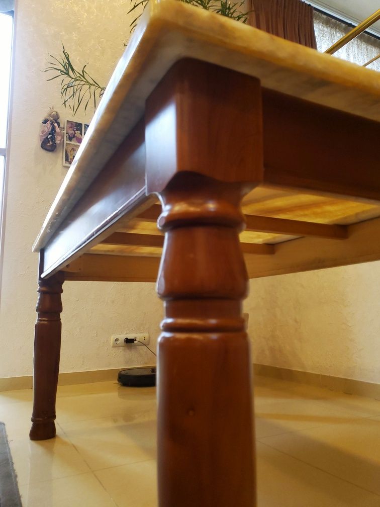 Деревянный стол с мраморной столешницей