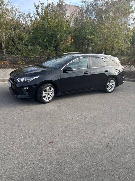 Продаємо автомобіль KIA CEED SW 2021 року