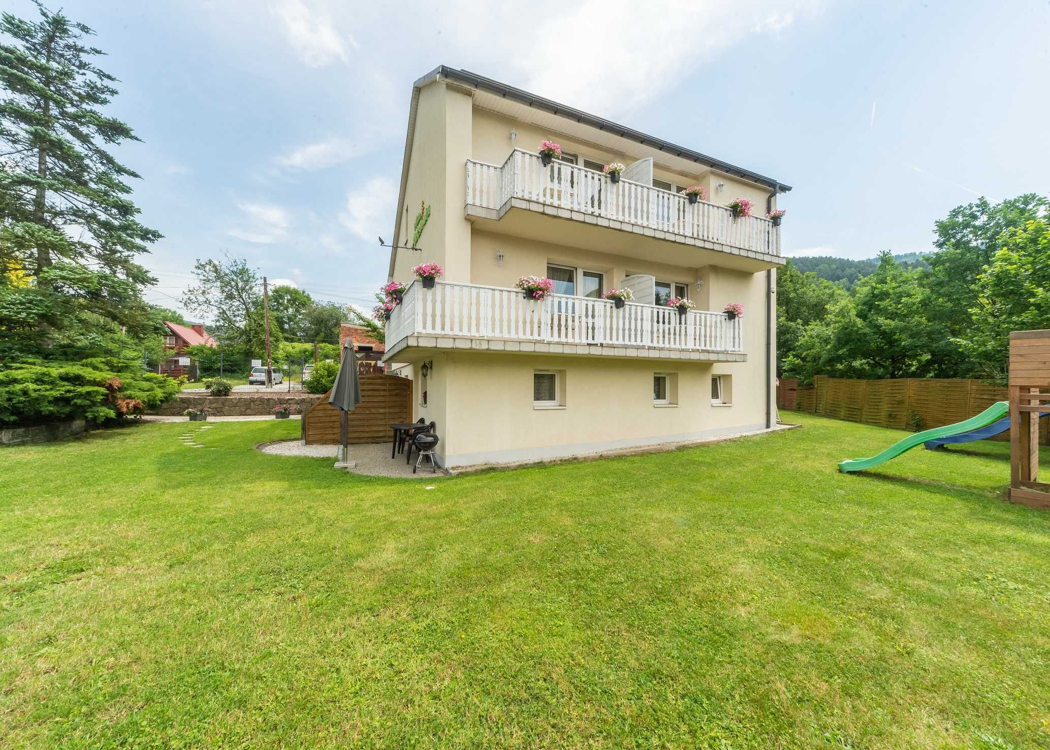 Międzybrodzie Żywieckie • wakacje nad jeziorem • apartament z balkonem