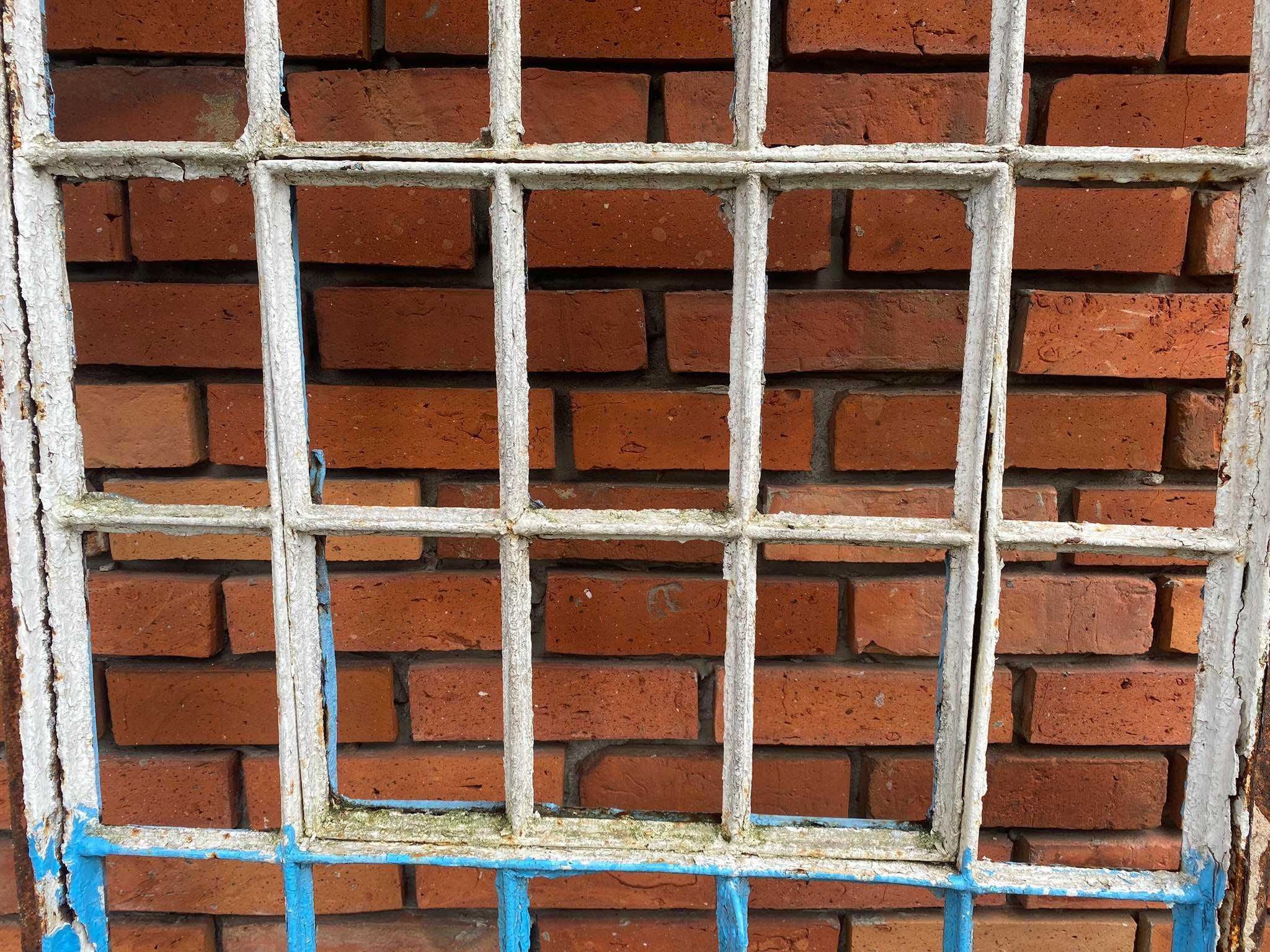 Stare  łukowe  rustykalne okna witrażowe żeliwne metalowe