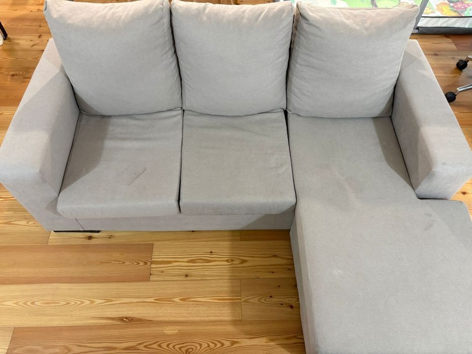 Sofá chaise longue cinza claro