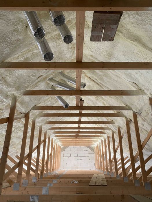 Ocieplanie piana PUR - Ocieplanie poddaszy pianką i celuloza Isocell