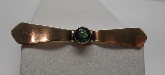 Przedwojenna broszka zielony kamień srebro złocone.