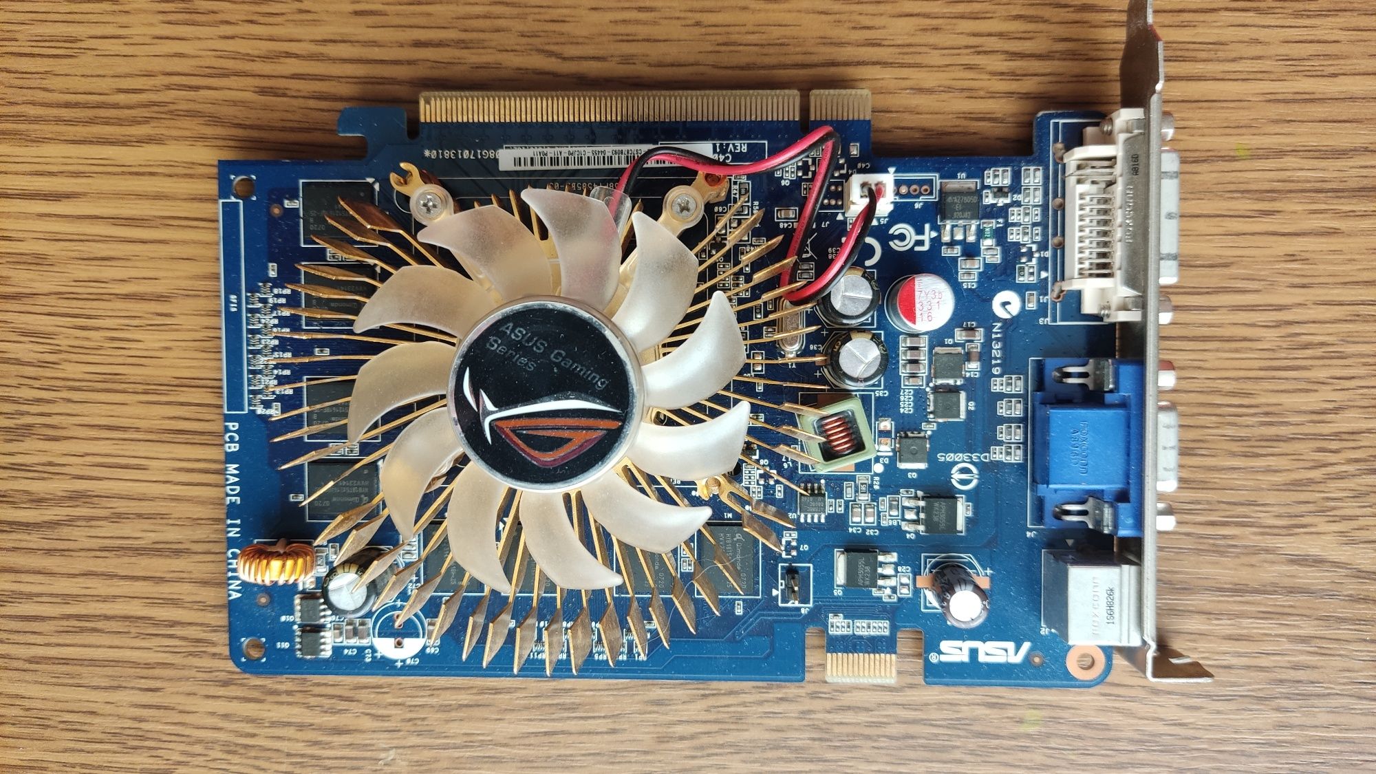 Asus GeForce 8600gt, 512mb, VGA, DVI-I, S-Video.