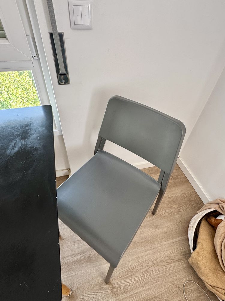 Mesa com Duas Cadeiras