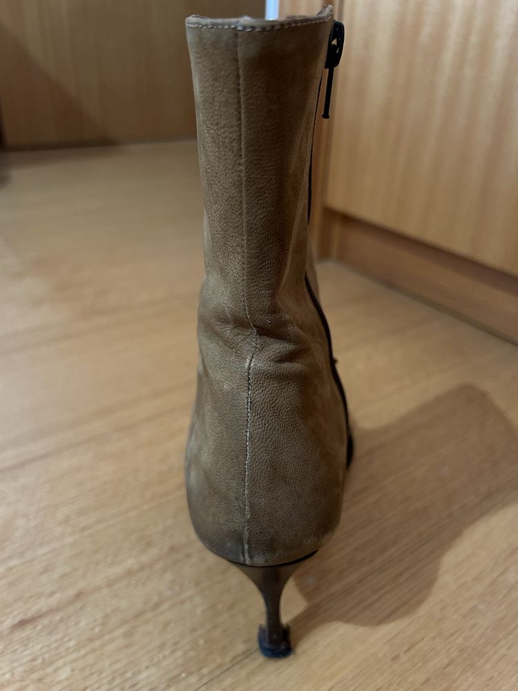 Botas em pele com ponta em bico