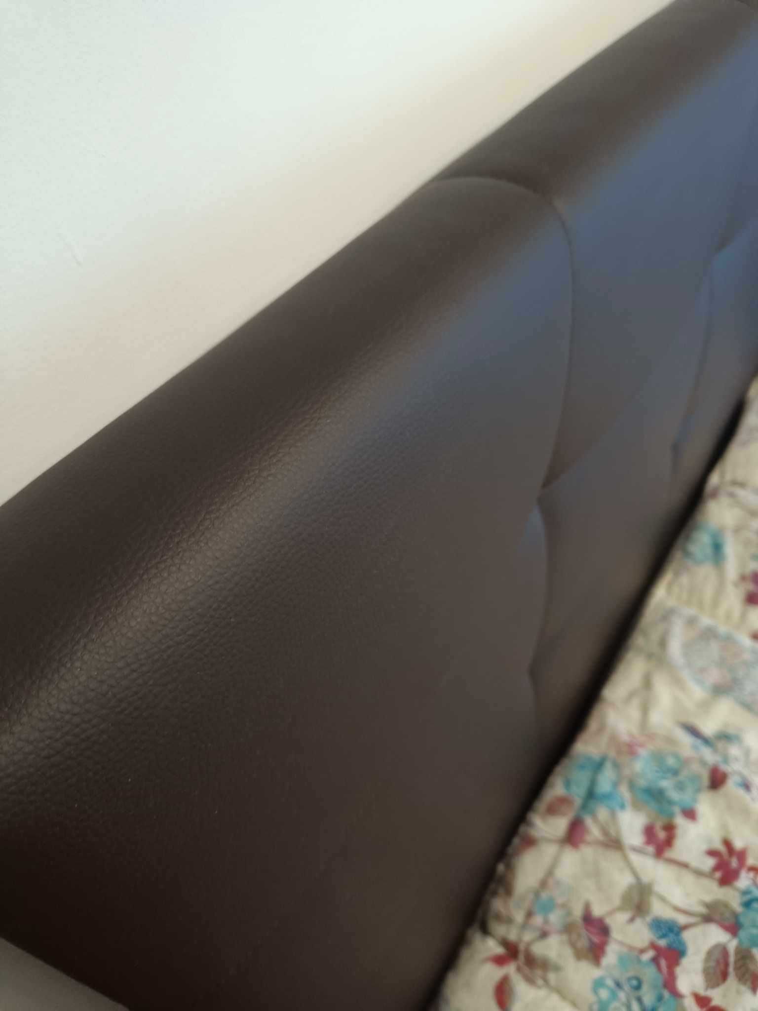 Cama de casal em pele