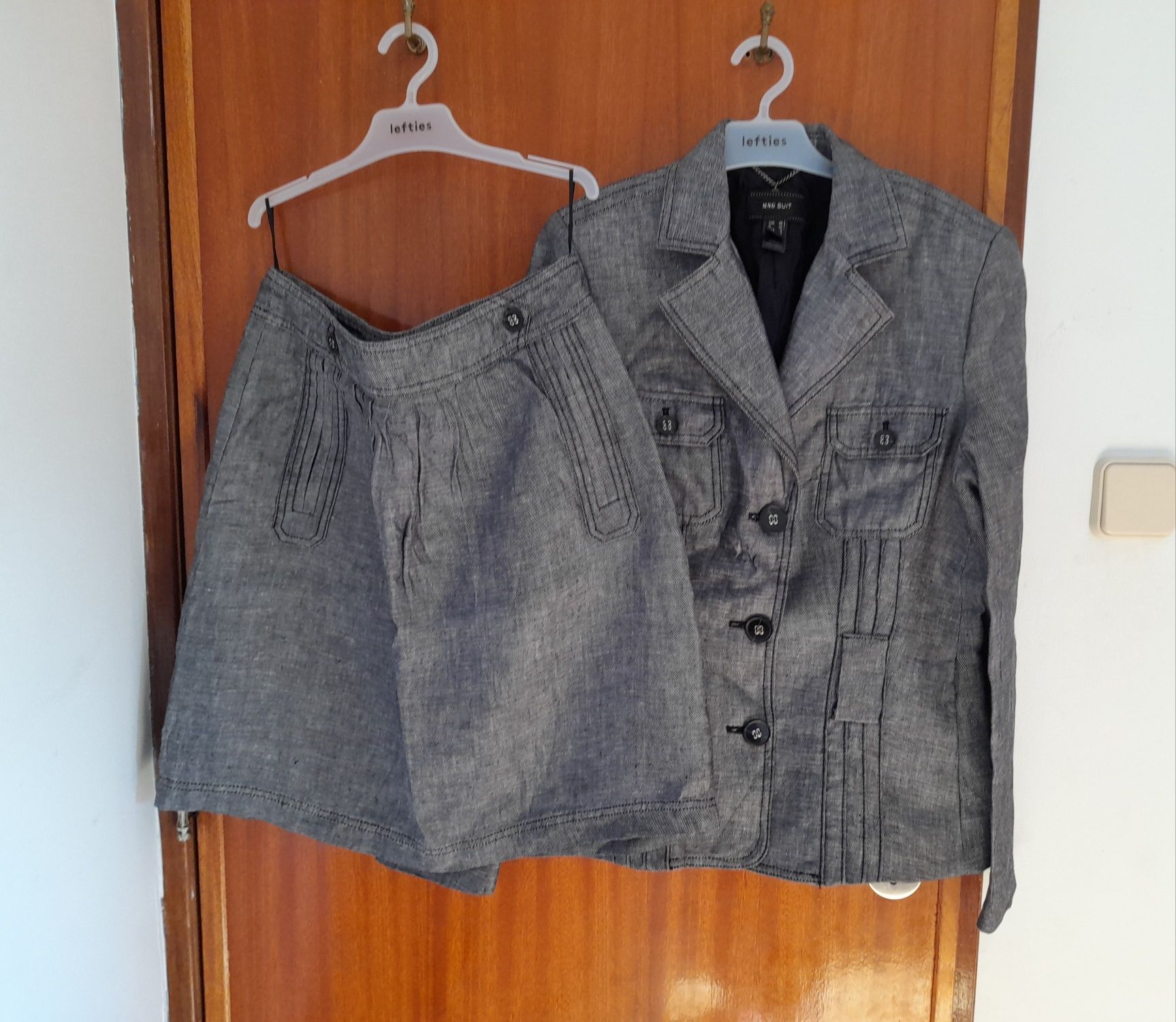 Conjunto de casaco e saia
