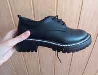 Czarne buty wiązane