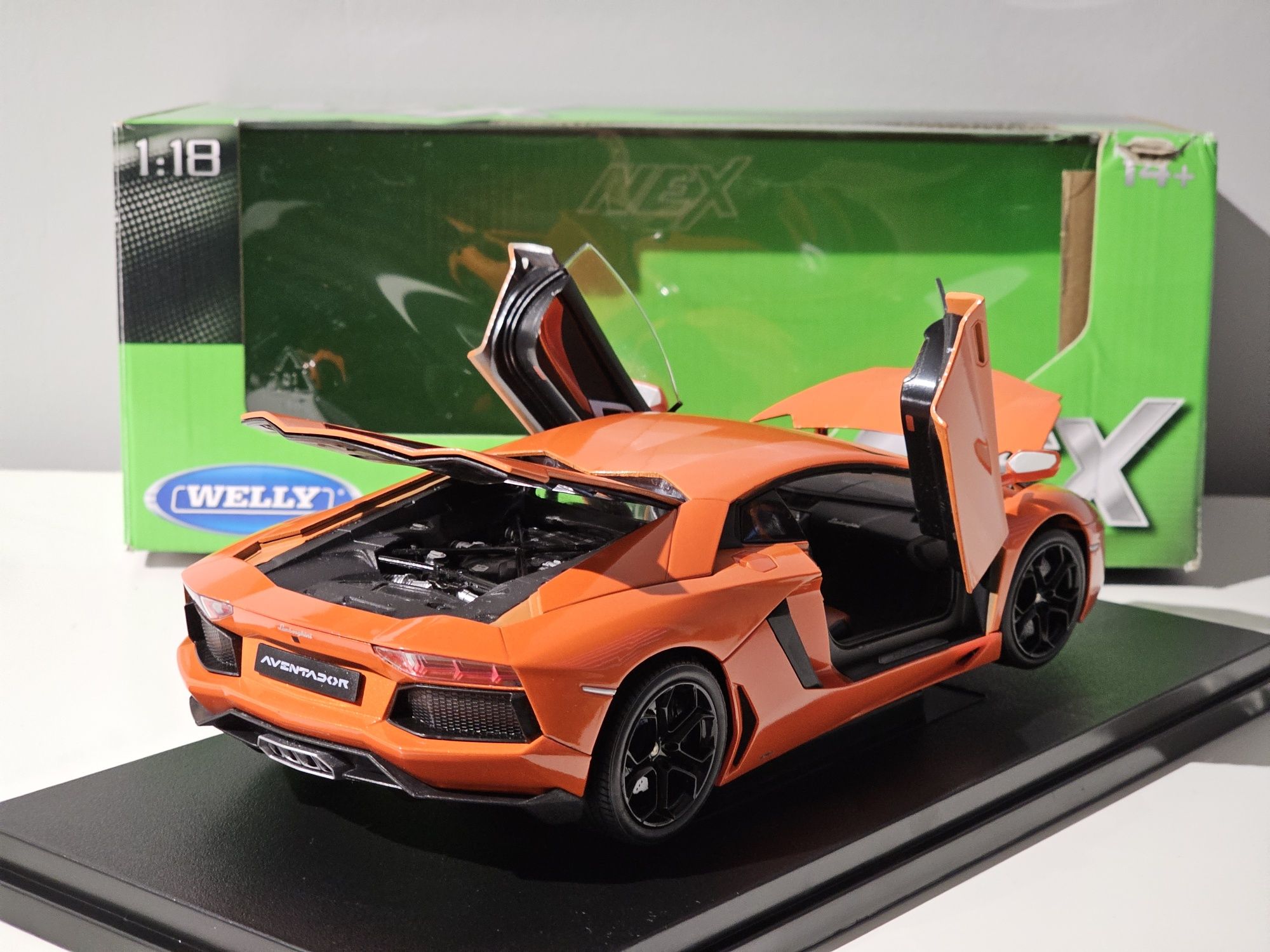 1:18 Lamborghini Aventador LP700-4 Welly NEX